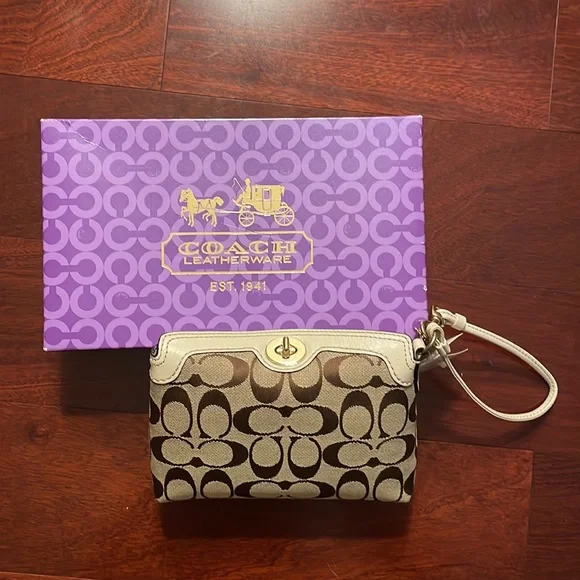 Coach Hamptons Signature Tote Capacity Wristlet NWT - Picture 3 of 4